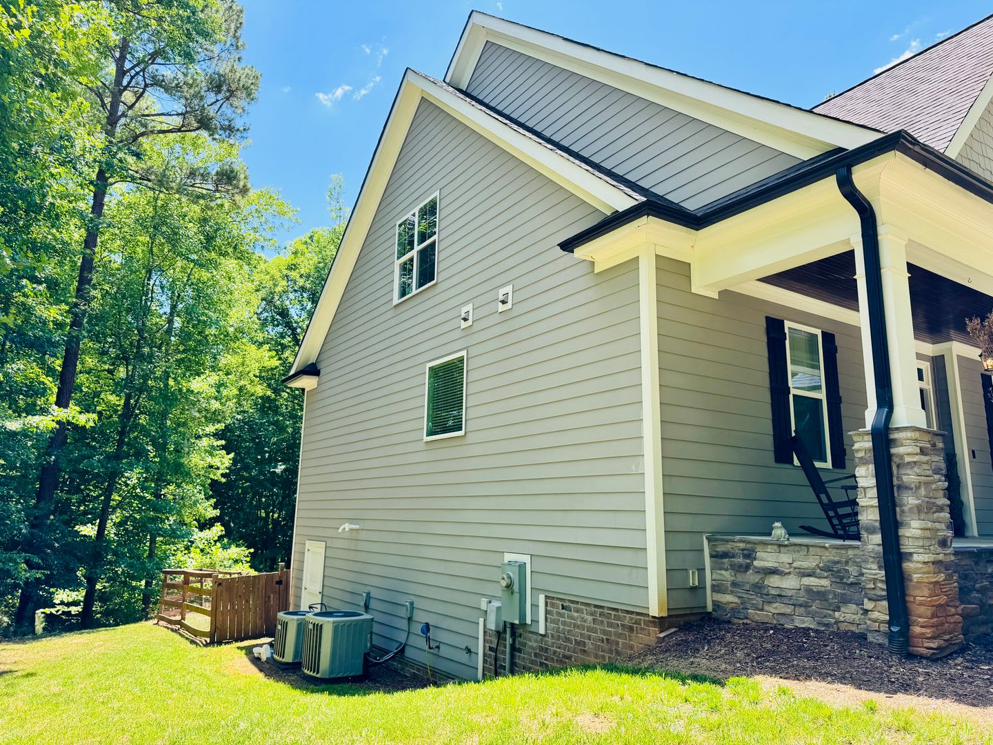 Beautiful Custom Built Home – photo 2