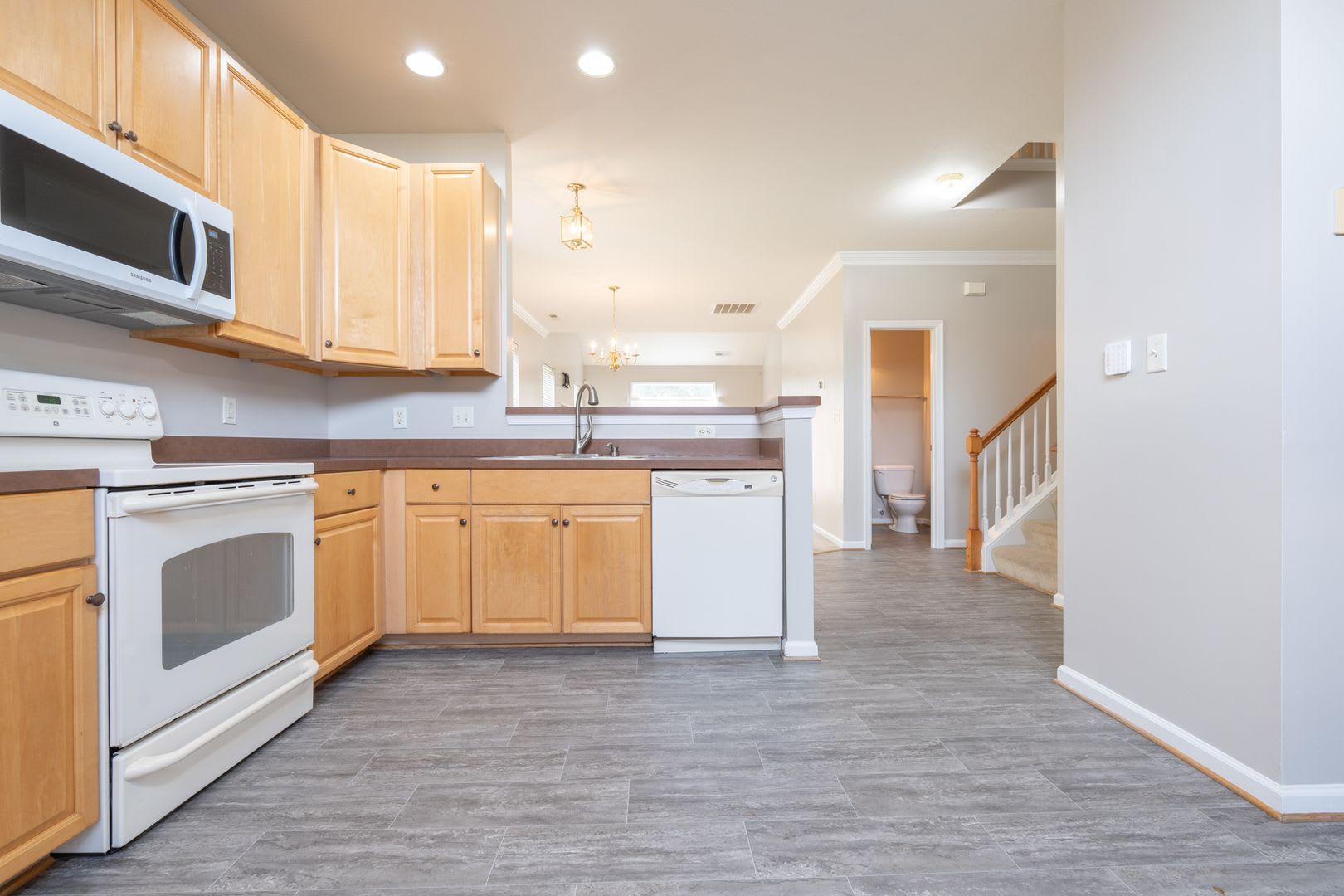 MOVE IN READY Townhome in the Heart of Suffolk! – photo 2