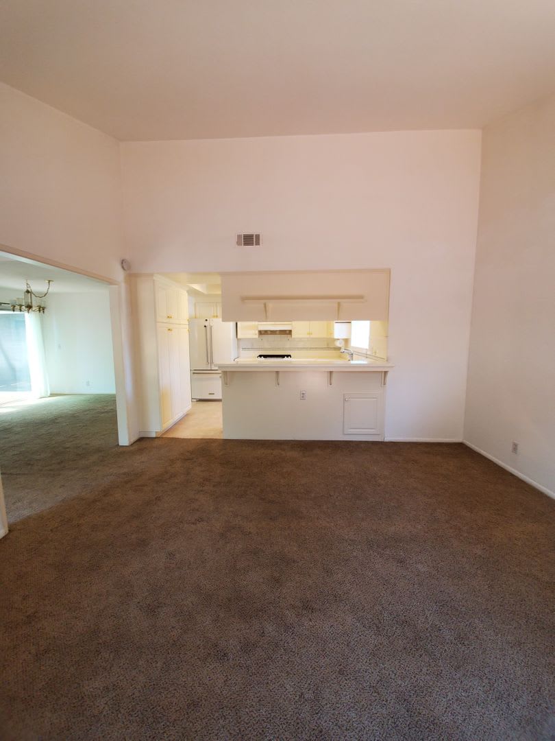 Spacious 4bd/2ba Condo with Double Car Garage – photo 4