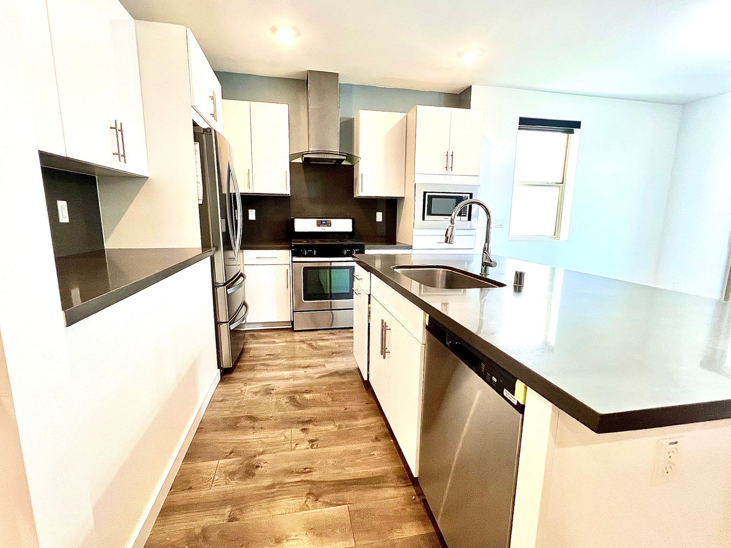 Move in special: $200 off first month rent – photo 2
