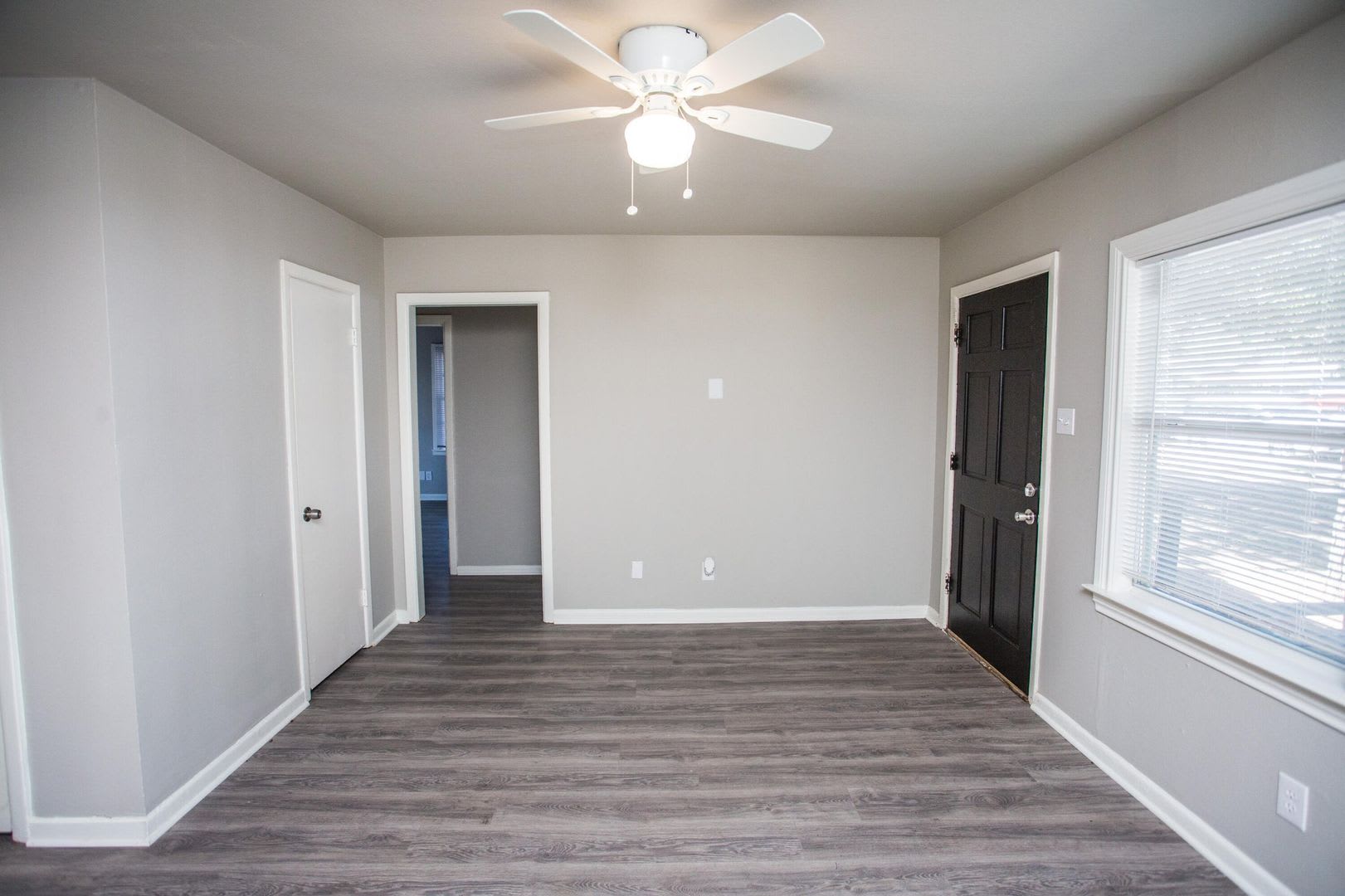 Spacious 4 Bed 2 Bath with Big Backyard – photo 4