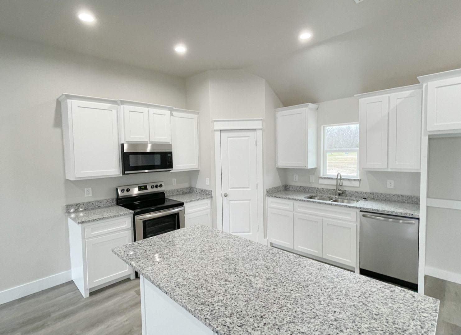 Gorgeous 3 Bedroom 2 Bath Home – photo 5