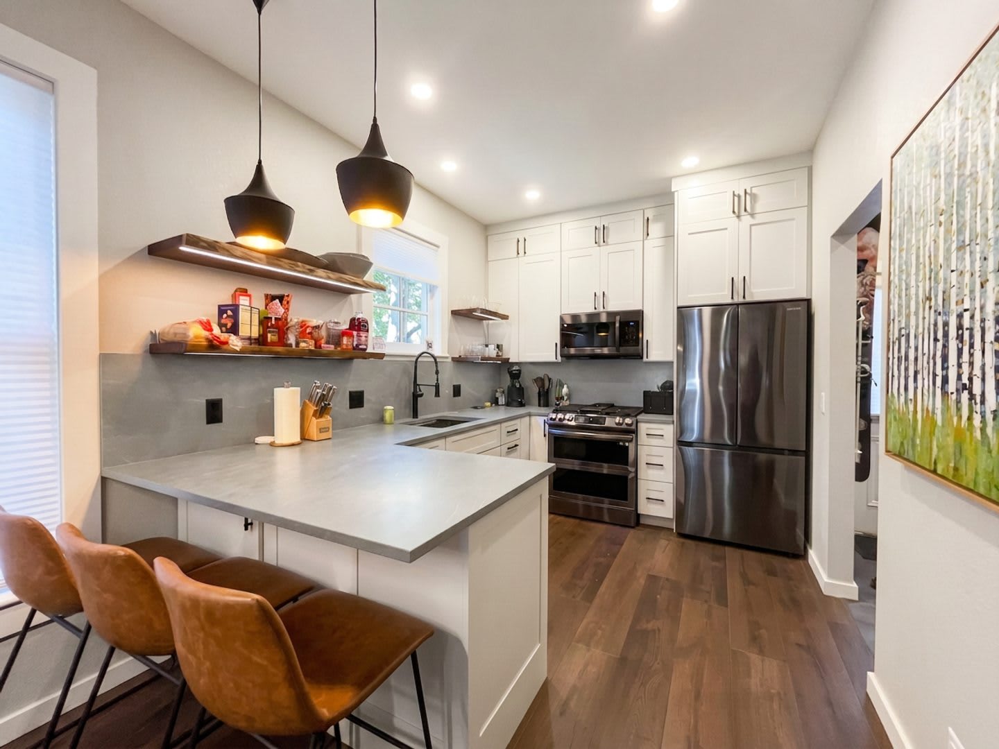 Furnished! In town! Walk to everything! Recently updated! – photo 2