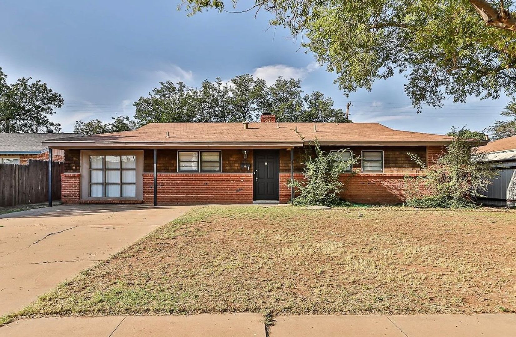 Centrally Located 3 bedroom 2 bathroom house! – photo 2