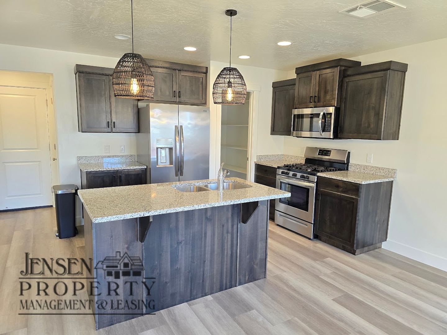 Newer 4 Bedroom Home – photo 1