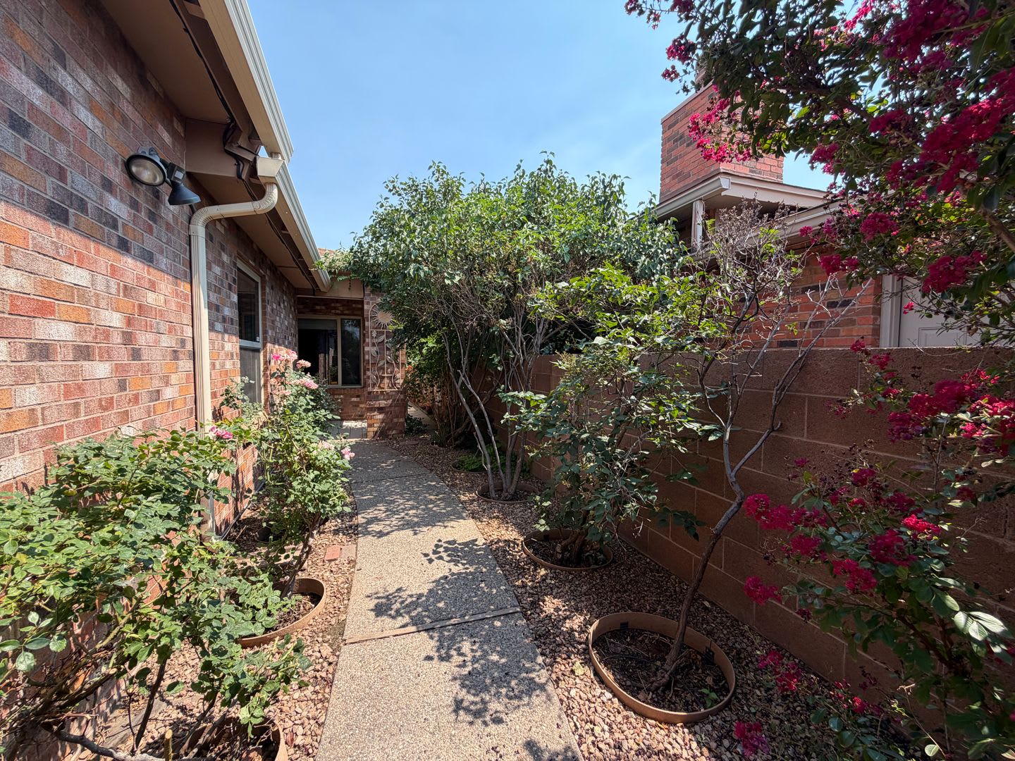 Attractive 3 Bedroom 2 Bathroom Home In The Northeast Heights – photo 2