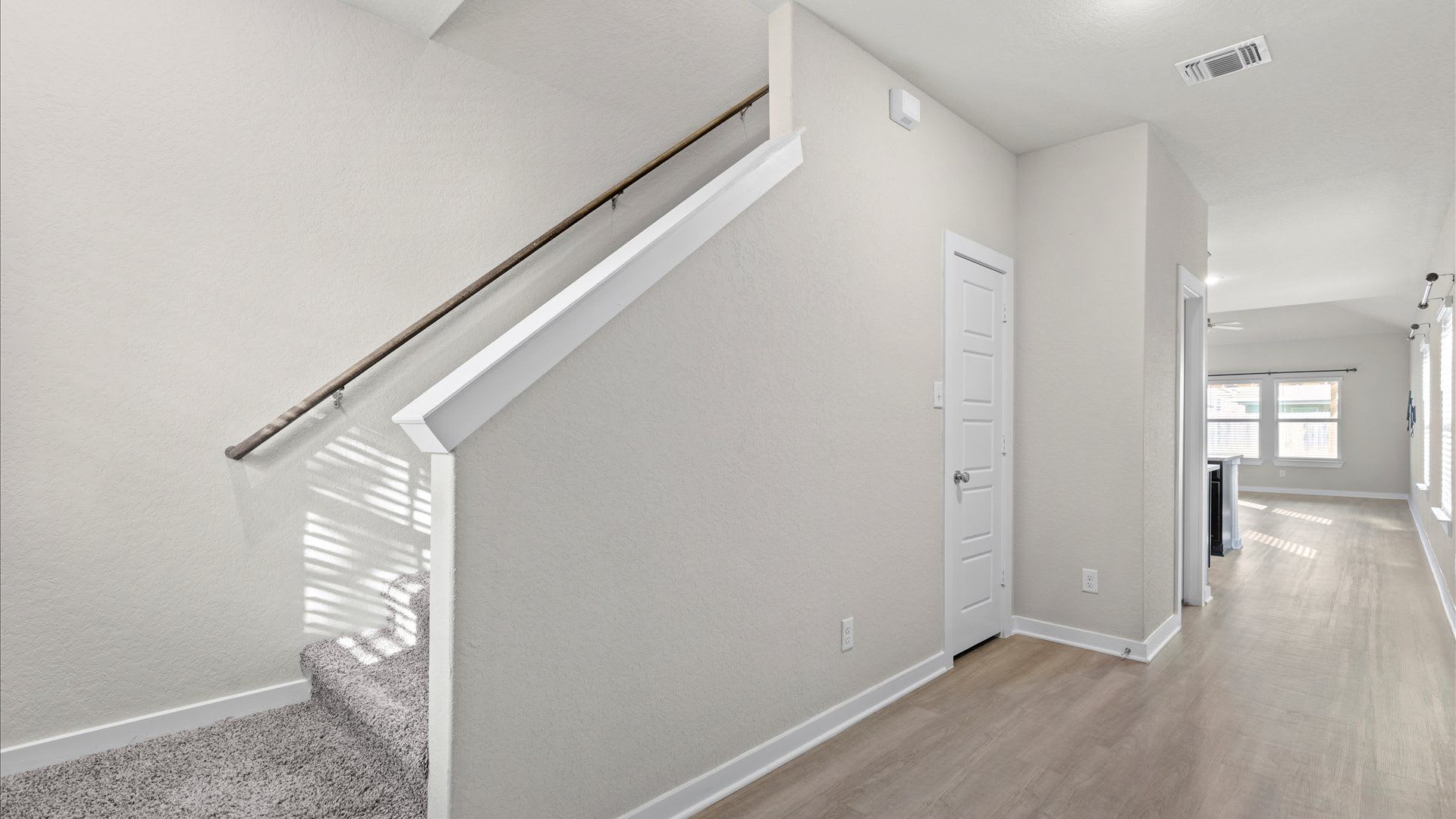 4 bedrooms, 2.5 bathrooms in Winding Brook community – photo 2