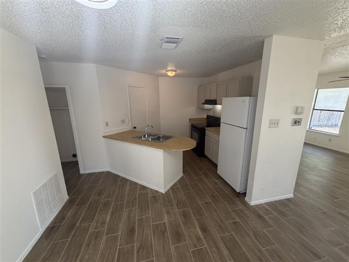 Renovated 2 bedroom/2 bath duplex with garage and fenced yard – photo 4