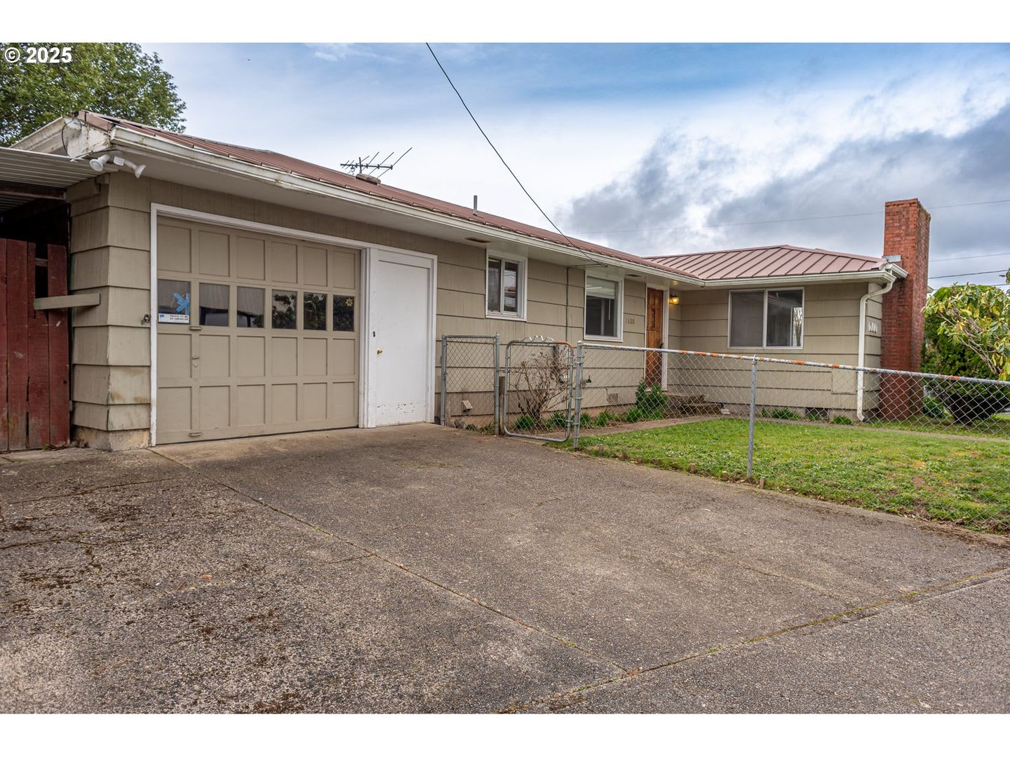 Charming 3 Bdrm 1 Bath House Across The Street From Myrtle Crest Elementary – photo 2