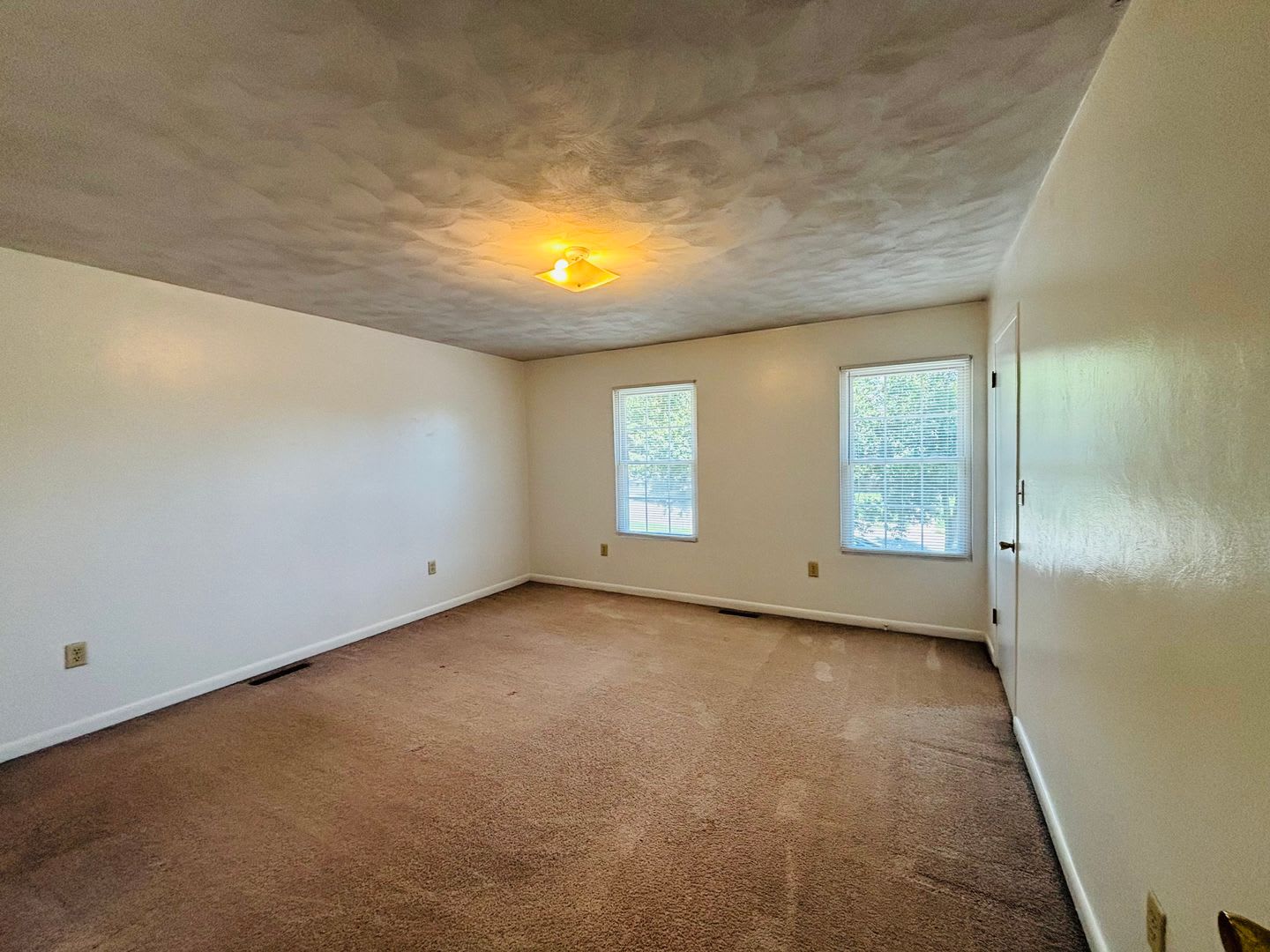 2 Bedroom, 1.5 Bath Townhouse – photo 4