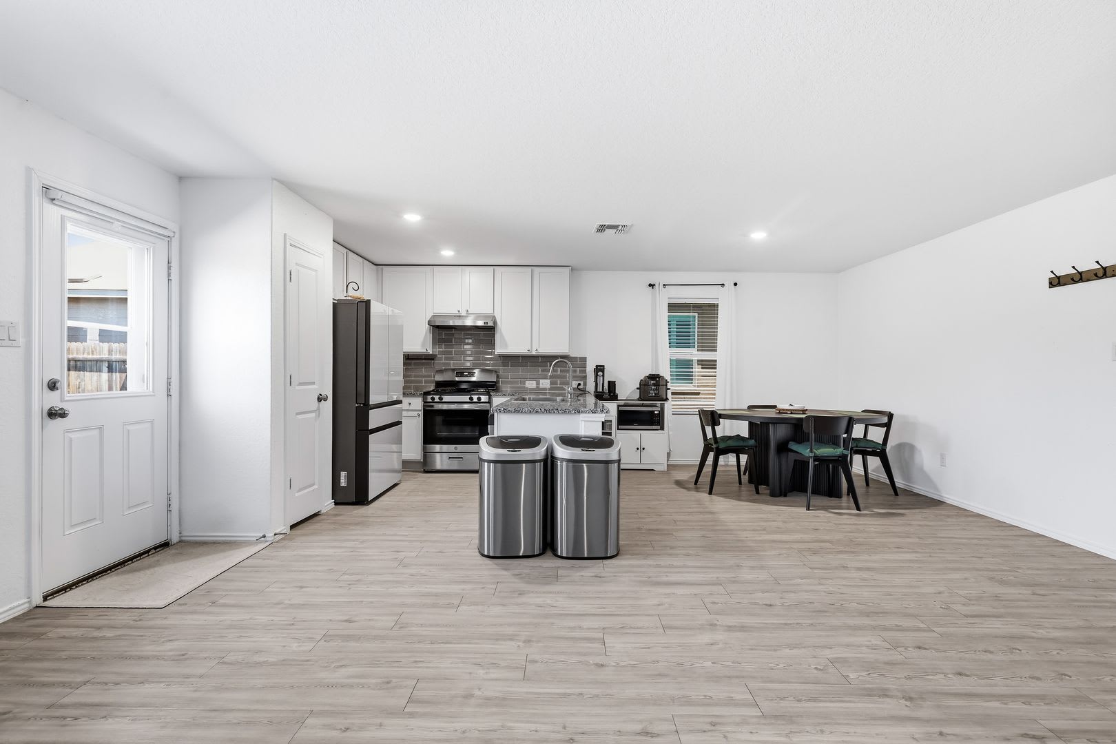 Open Concept Home with Loft & Two Patios – photo 5