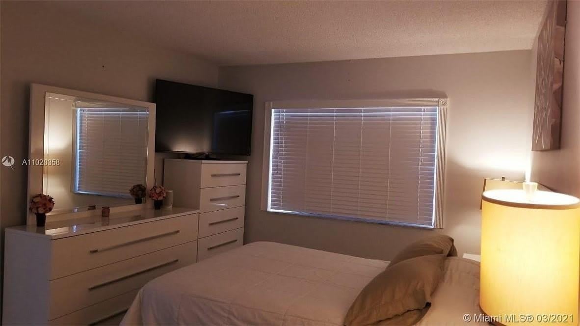 1560 Mckinley Street – photo 4