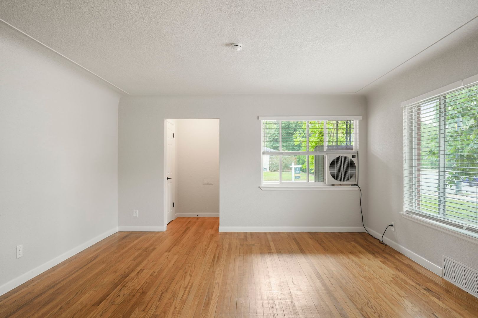 Recently Updated 4-Bedroom Near DU – Utilities Included + Garage Available – photo 2