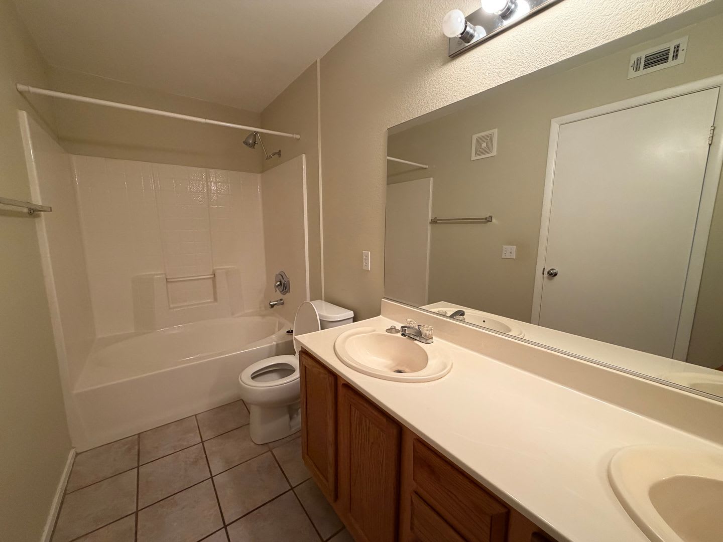 Charming 2 bedroom 2 bathroom condo – photo 3