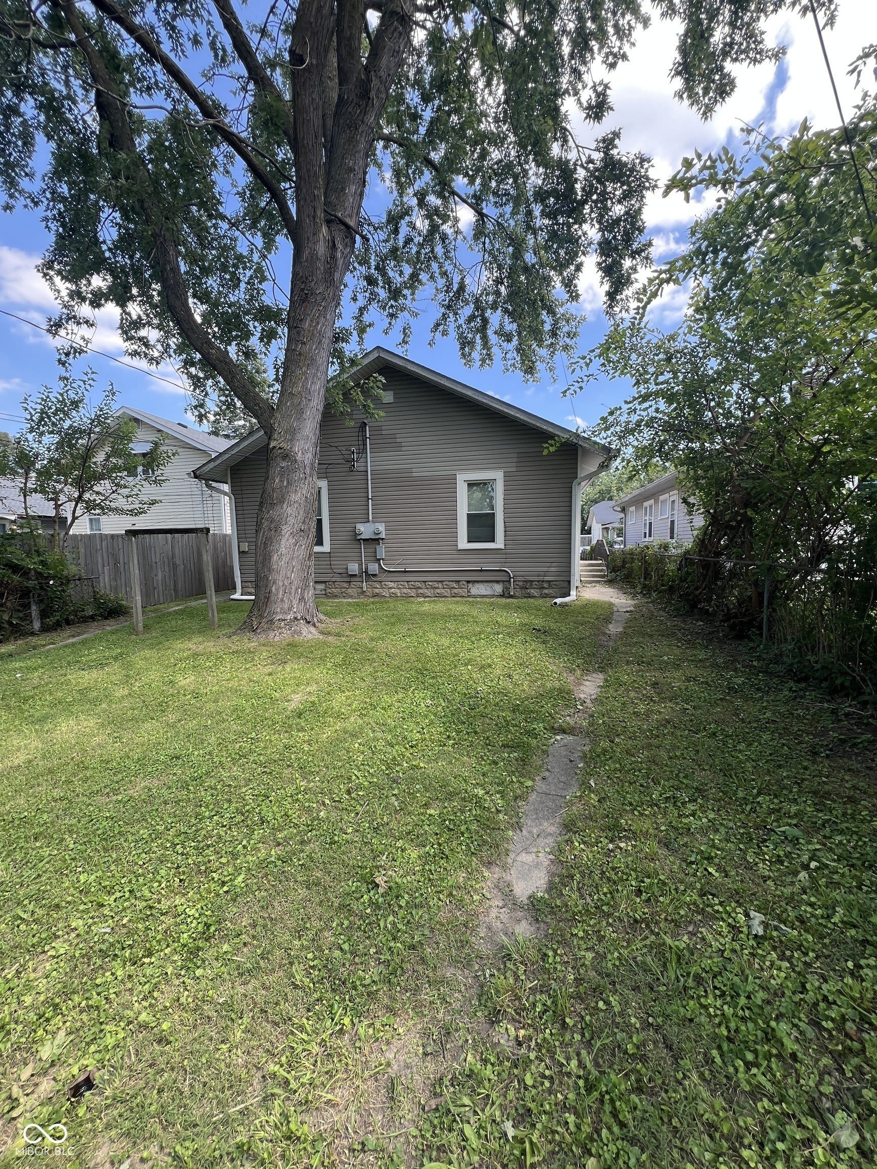 894 N Gladstone Avenue – photo 1