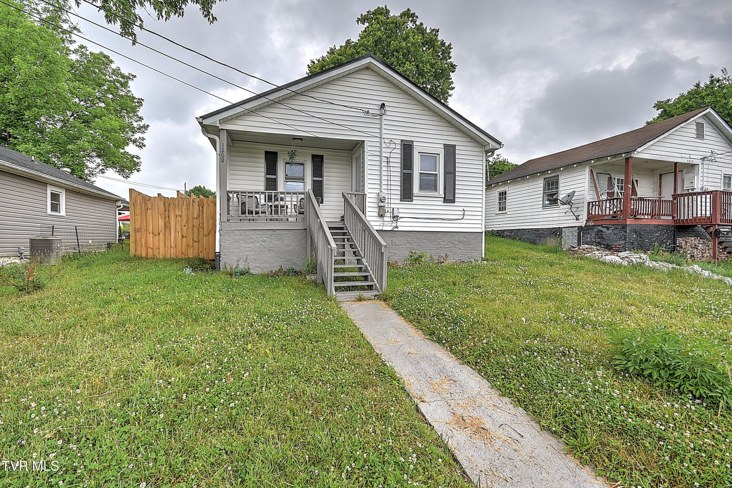 1208 Riverside Avenue – photo 2
