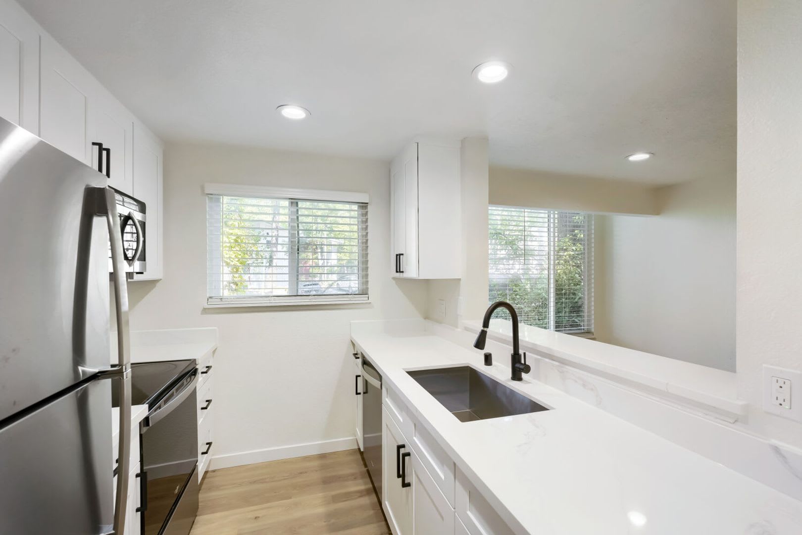 Awesome 2 Bedroom Condo Adjacent to Microsoft! – photo 5