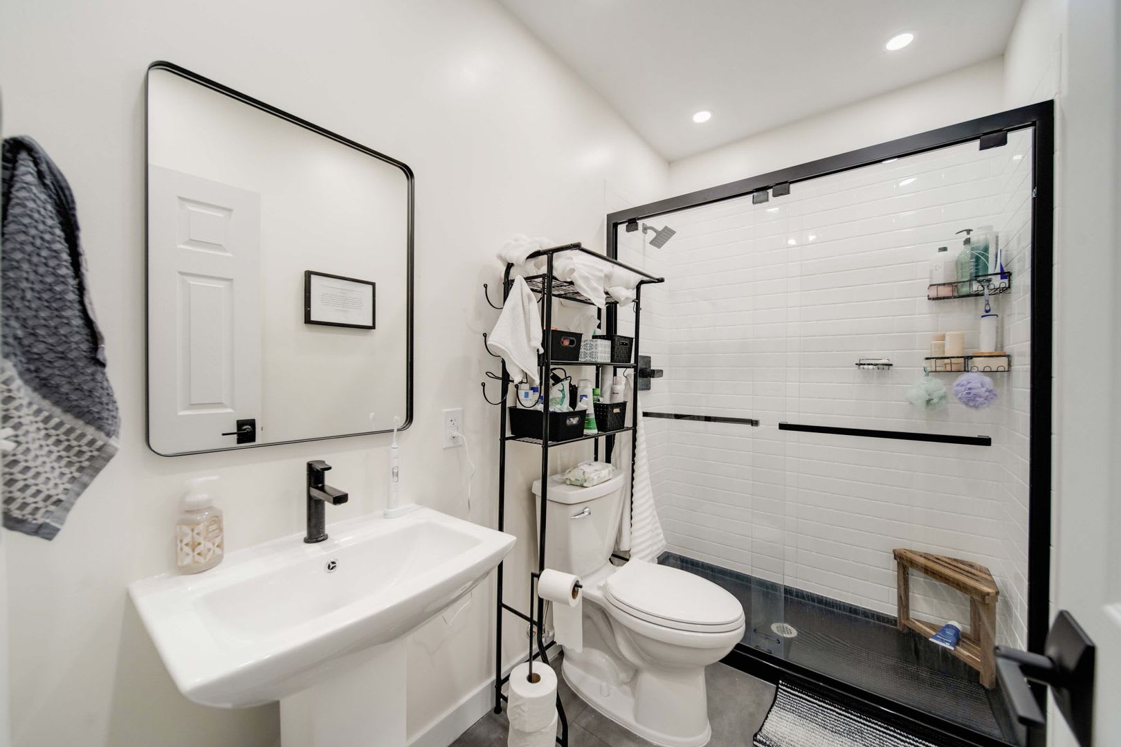 Ultimate 6-Bedroom House with Spacious Living & Sun-Soaked Outdoor Space in the BEST LOCATION – photo 1