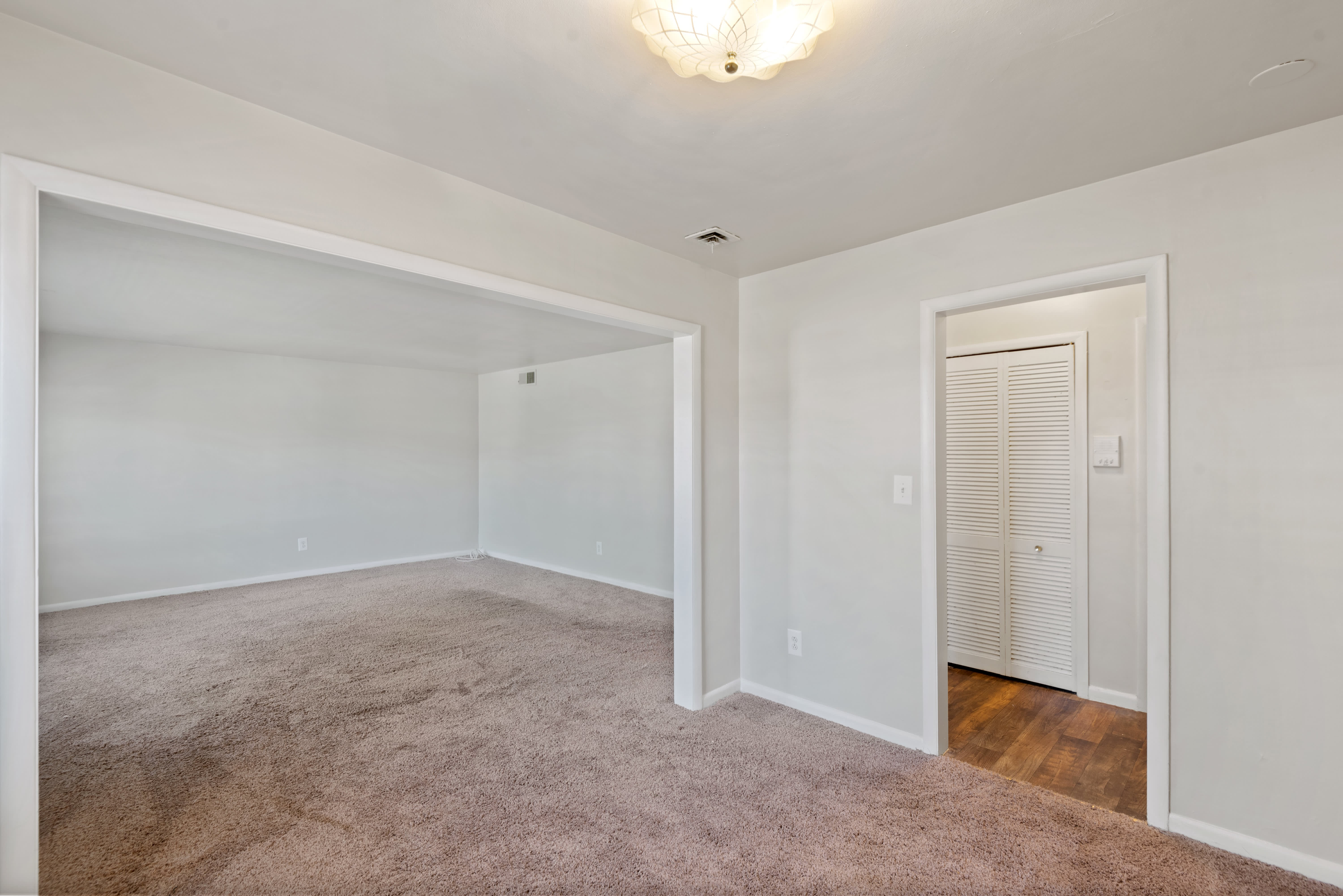 Wilshire Apartments – photo 5