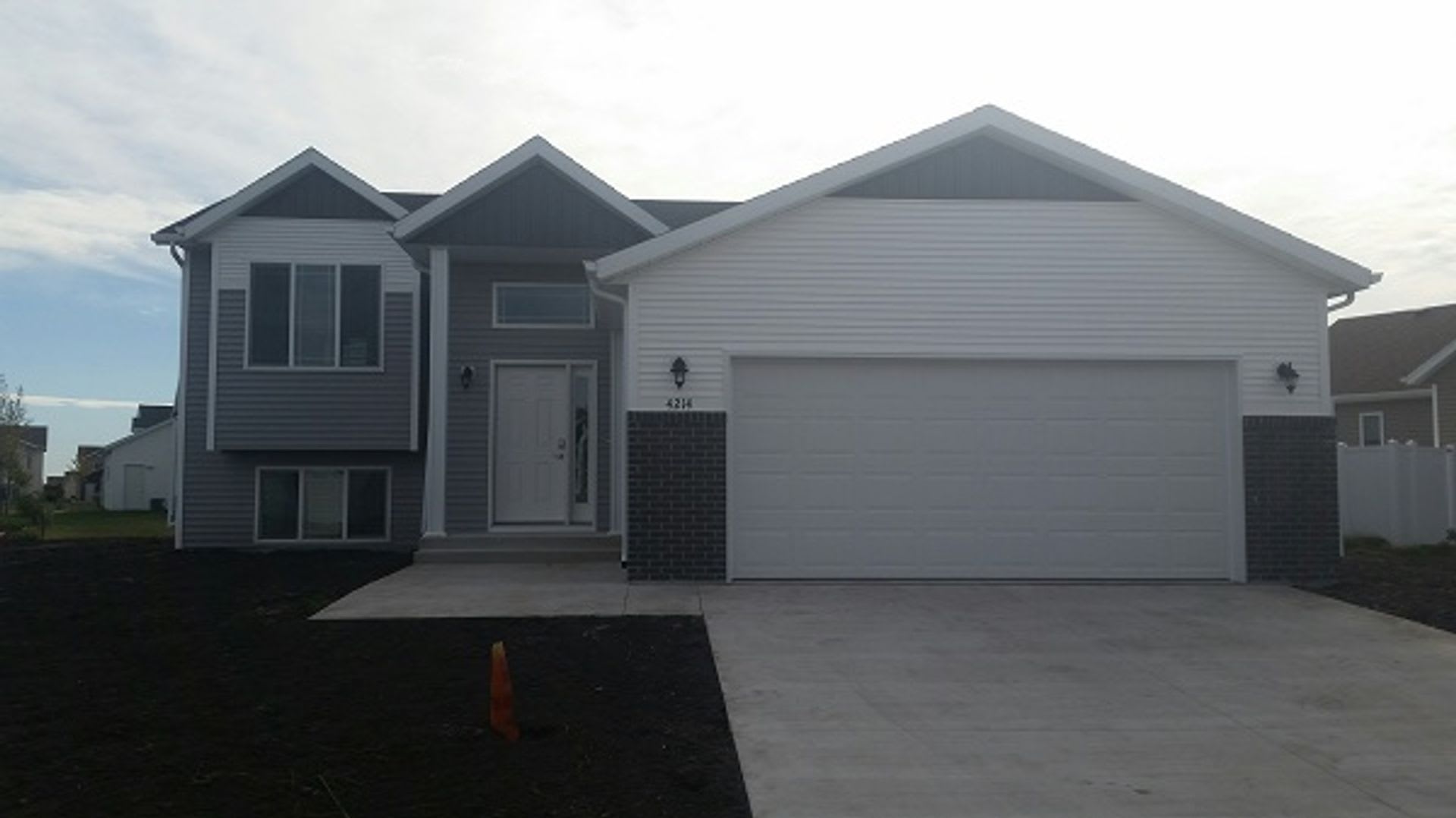 4 Bed 3 Bath Single Family Home – photo 1