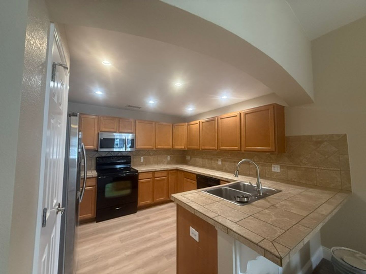 Beautiful spacious 3 bedroom, 2 bathroom condo in highly sought after Stonegate Park Guell – photo 3