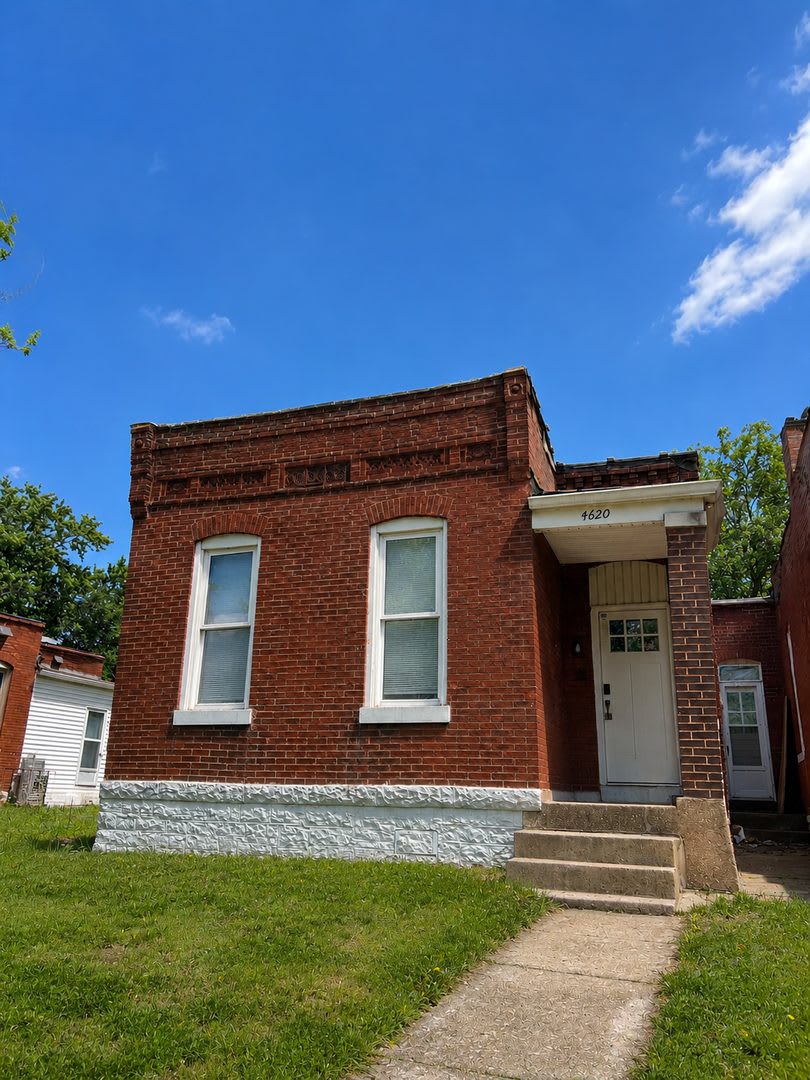 Fully Renovated 1 Bed + Bonus Room – photo 1