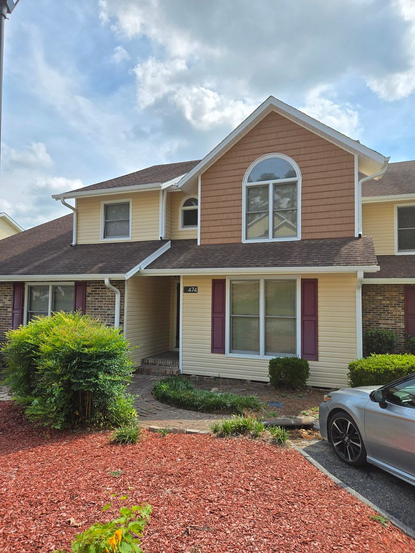 Spacious Townhouse for Rent! – photo 1