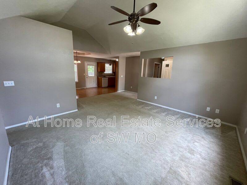 207 N Carlisle Dr – photo 3