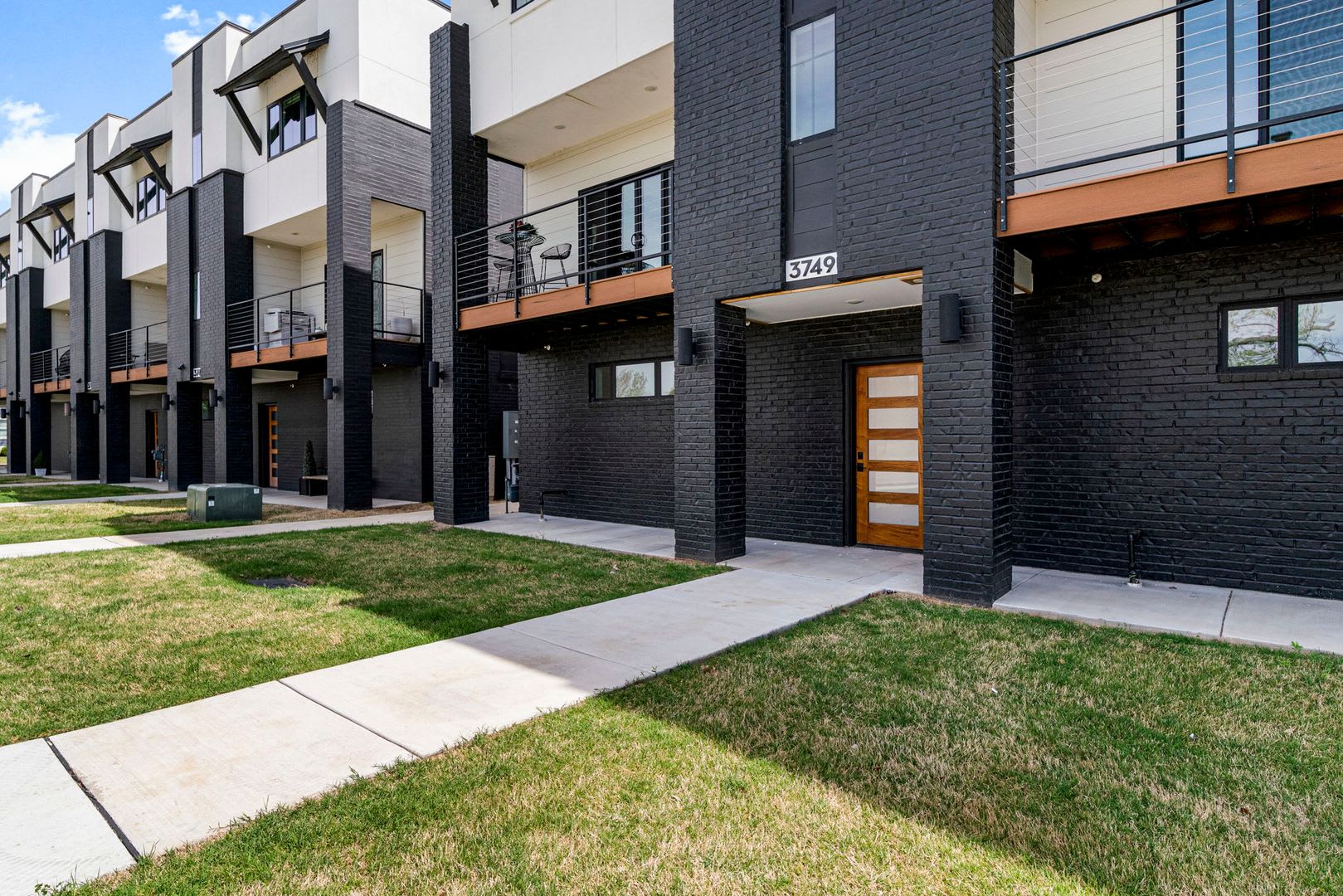 Beautiful Fully Furnished 2 Bed / 2.5 Bath Condominium with Attached 2-Car Garage. – photo 4