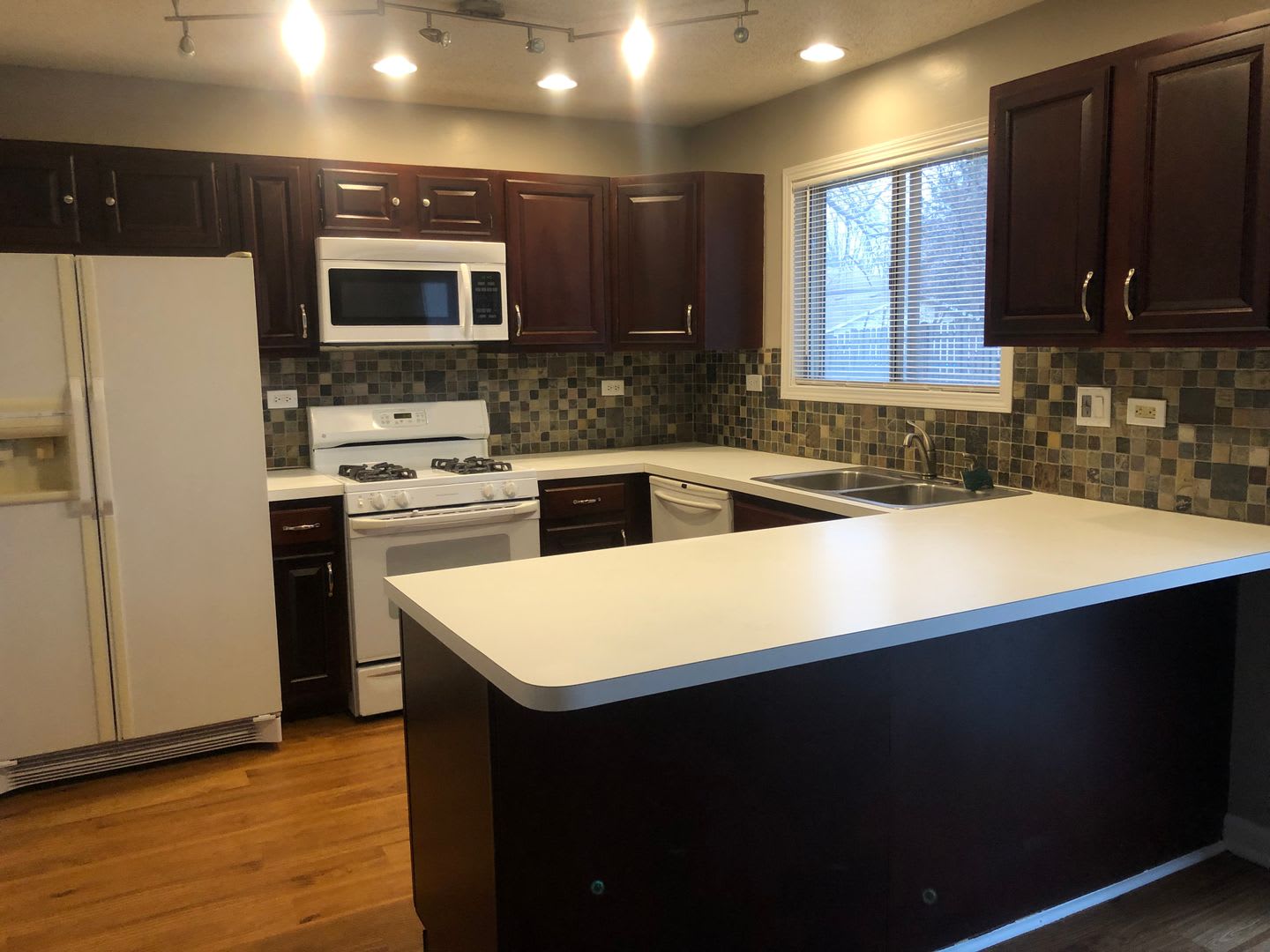 Freshly Painted 3 bedroom House in Bolingbrook! – photo 4