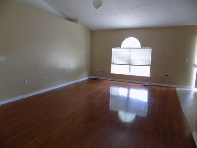 Eustis 3/2, Central A/C, Attached Garage, large backyard – photo 5