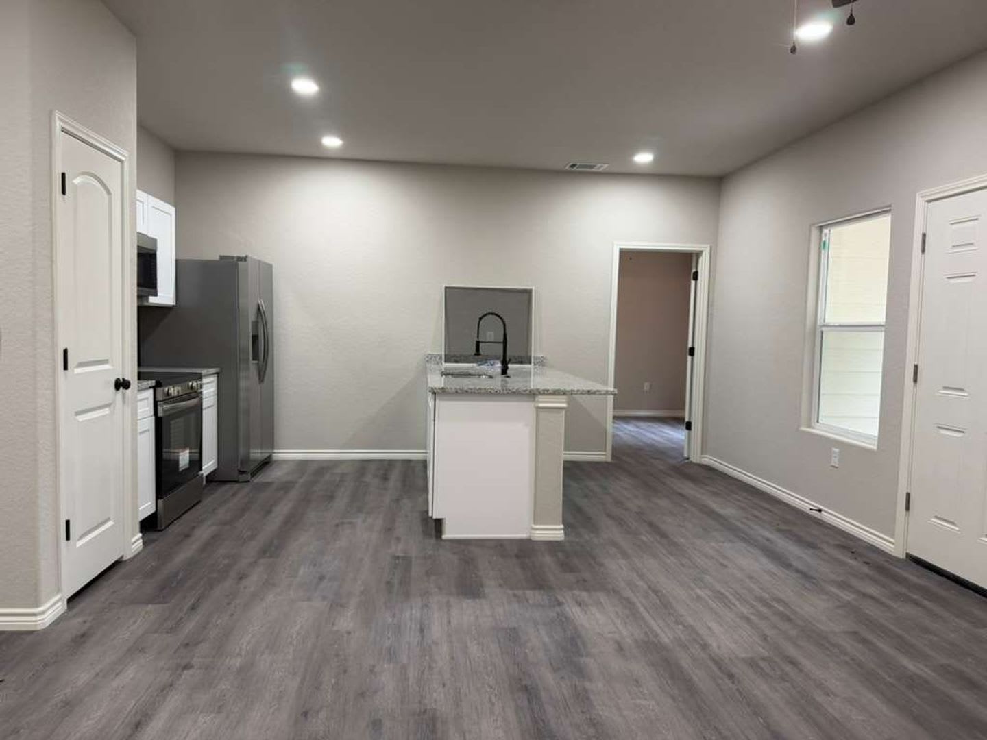 Spacious 2-Story 3BR Apartment Near Shopping, Parks & Major Highways in San Antonio – photo 3