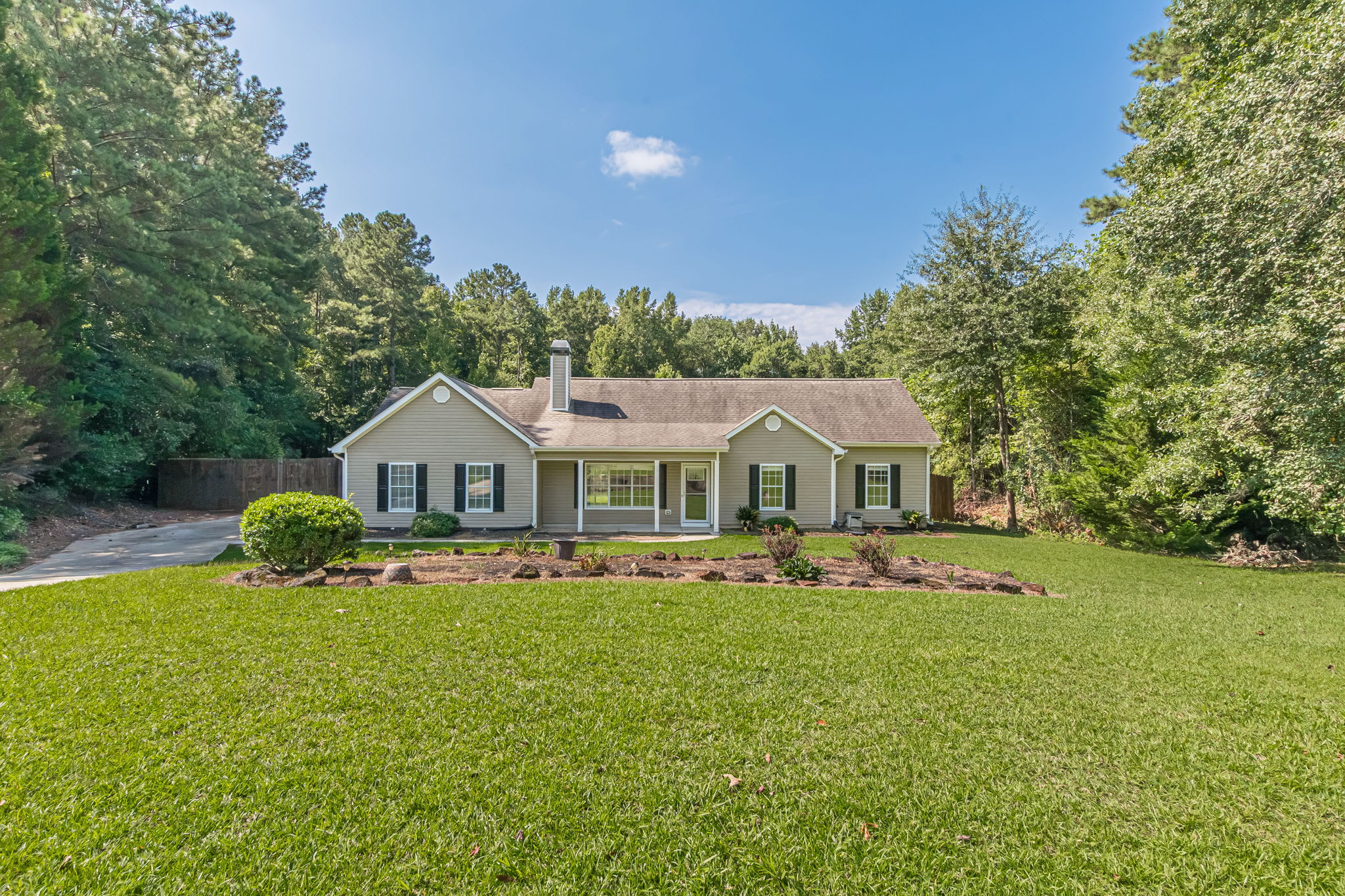 135 Riverside Court – photo 1
