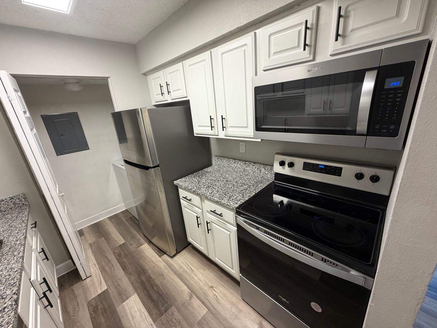 ** Move in Special $500 off your first months rent** FABULOUS 2 Bedroom/1 Bath Condo!! – photo 5
