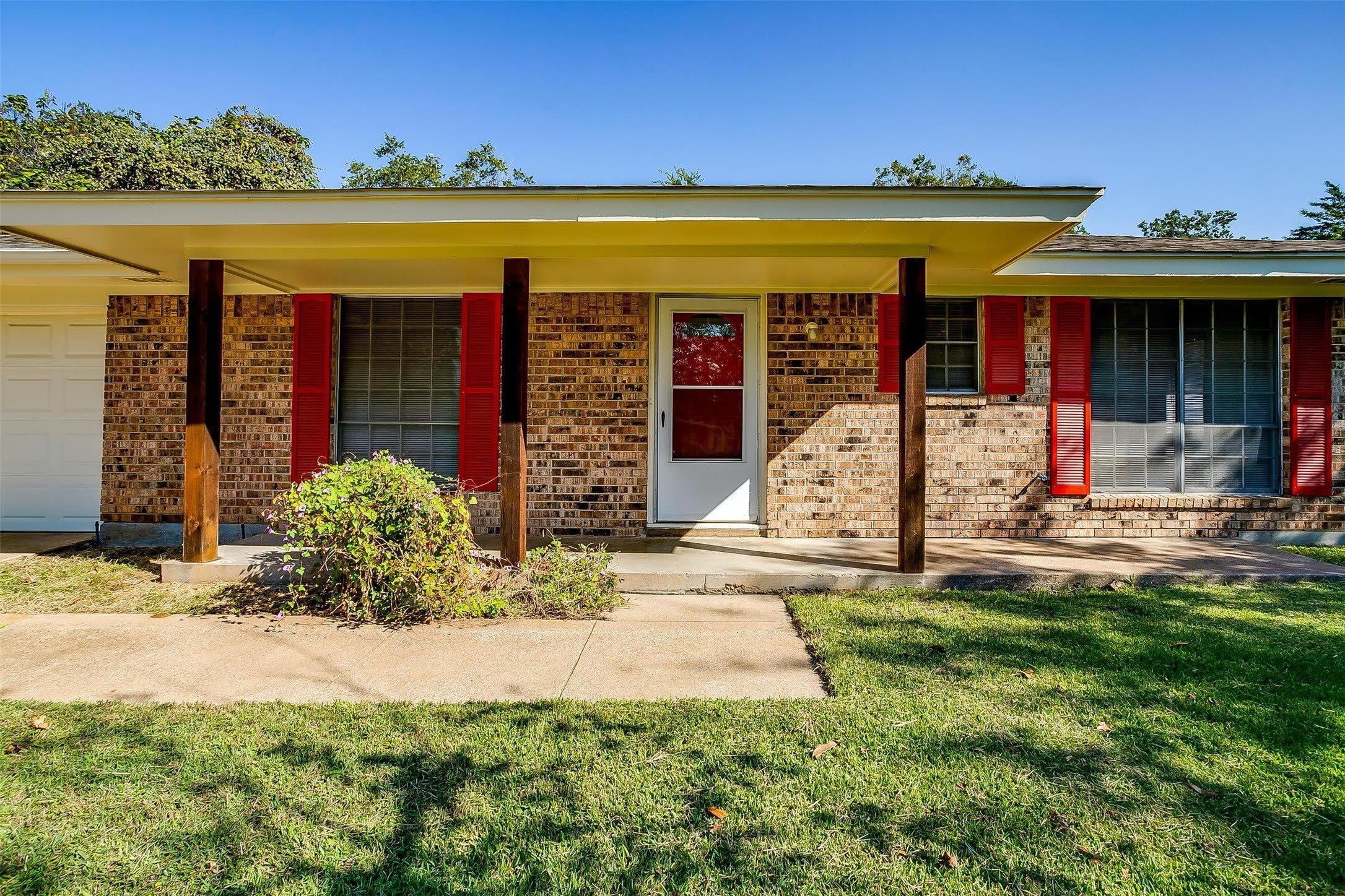 1104 Julie Street – photo 4