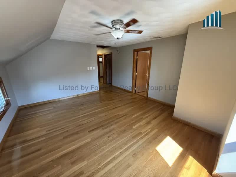 132 Hall St – photo 2