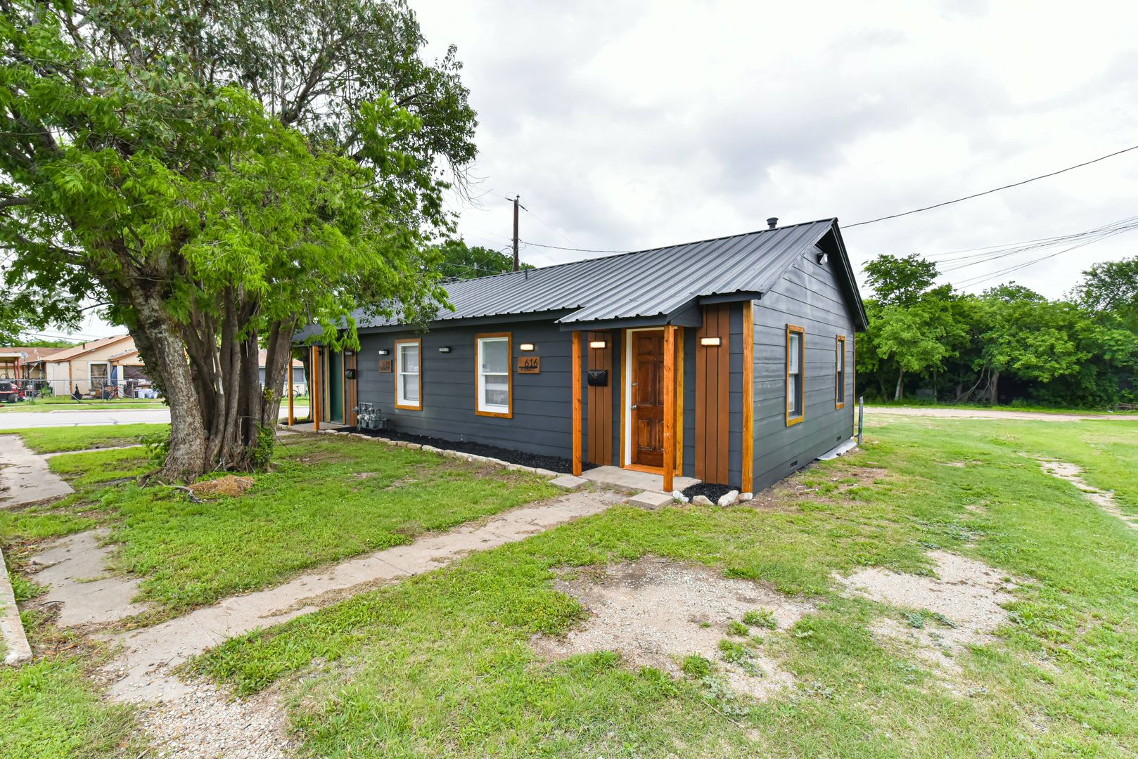 Beautifully Renovated 1BR Duplex with Marble Shower & Natural Light – photo 2