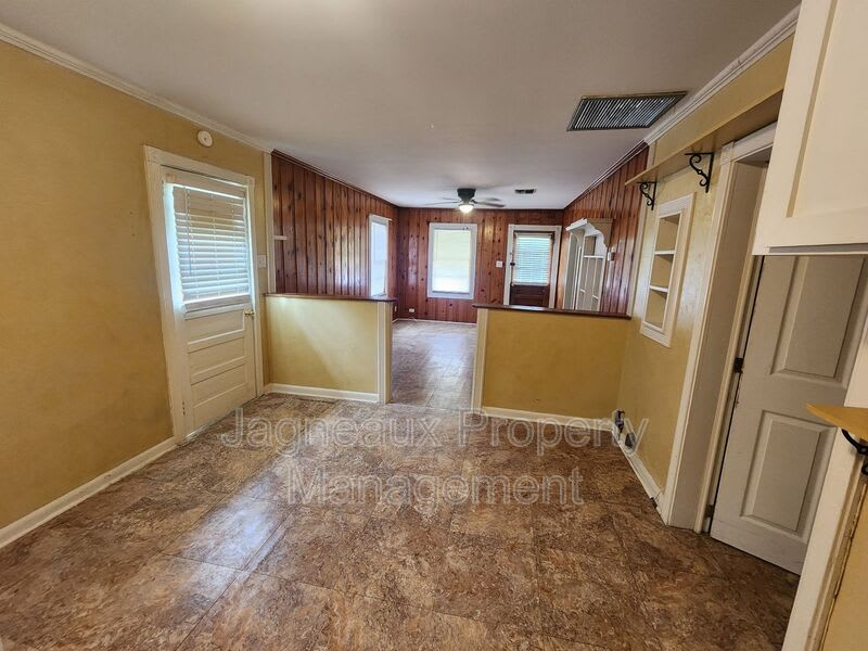 1009 Providence St. – photo 4