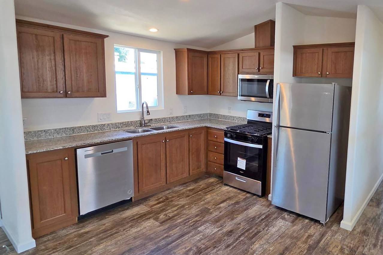 1470 Elizabeth St – photo 1