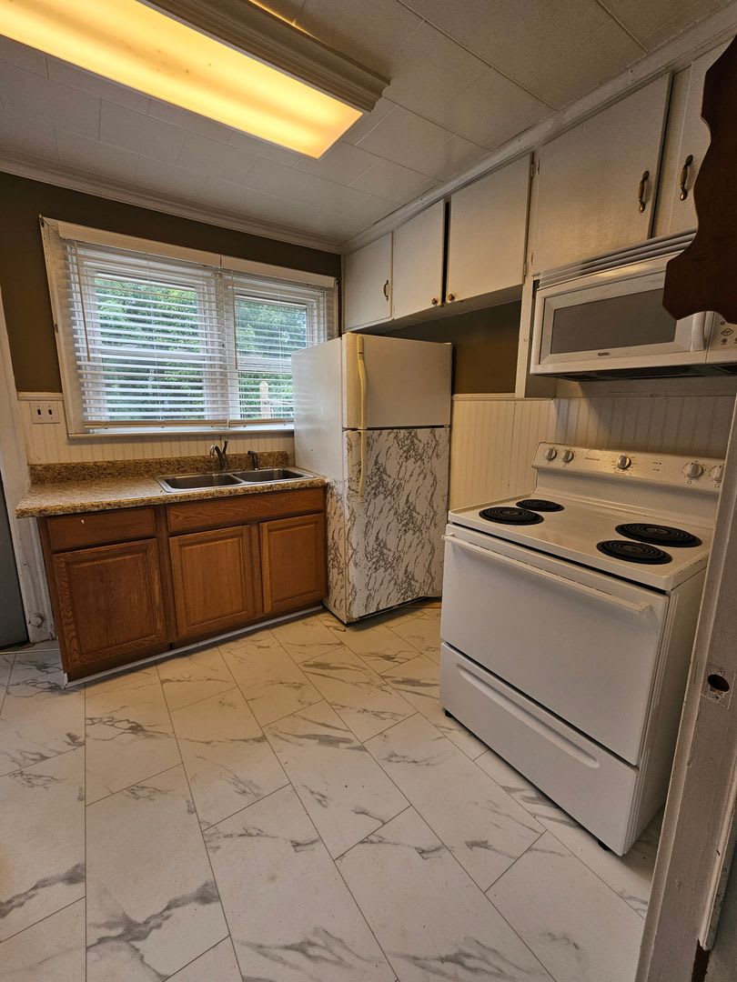 Charming 2 Bedroom Apartment located Minutes Outside of Downtown Sanford – photo 4