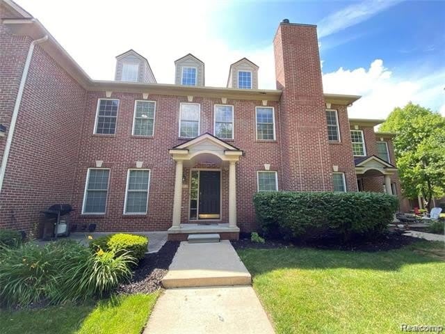 215 S VILLAGE Way – photo 1