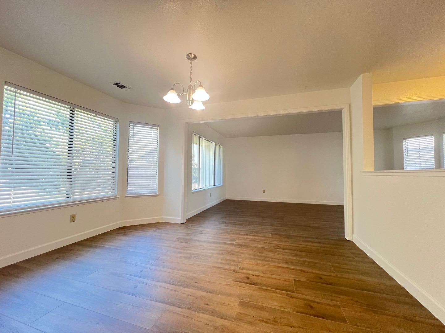 Large 5 bedroom with huge bonus room plus formal living dining and family room – photo 4