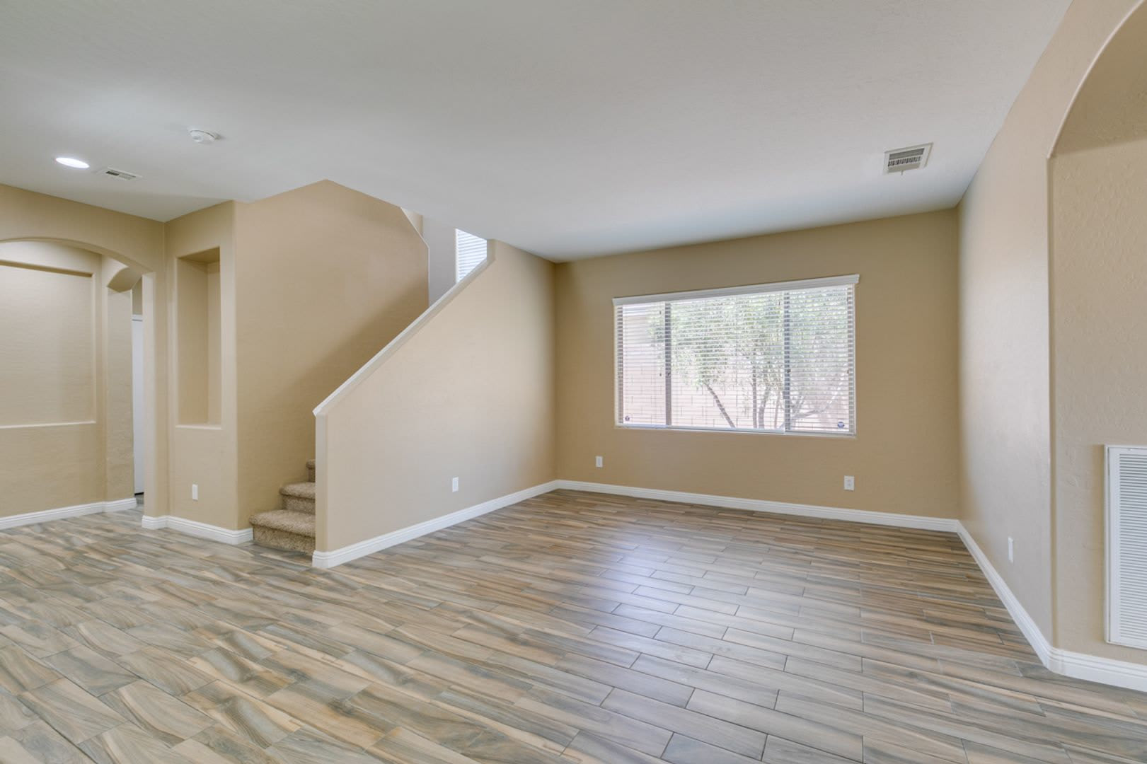 Gorgeous 2 Story Home 4 Bedrooms Tons Of Upgrades Stainless Steel Appliances – photo 5