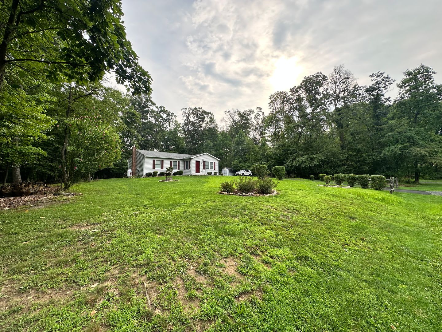 Spacious 3 Bedroom Single Family Home On Over 1 Acre In Blandon – photo 4