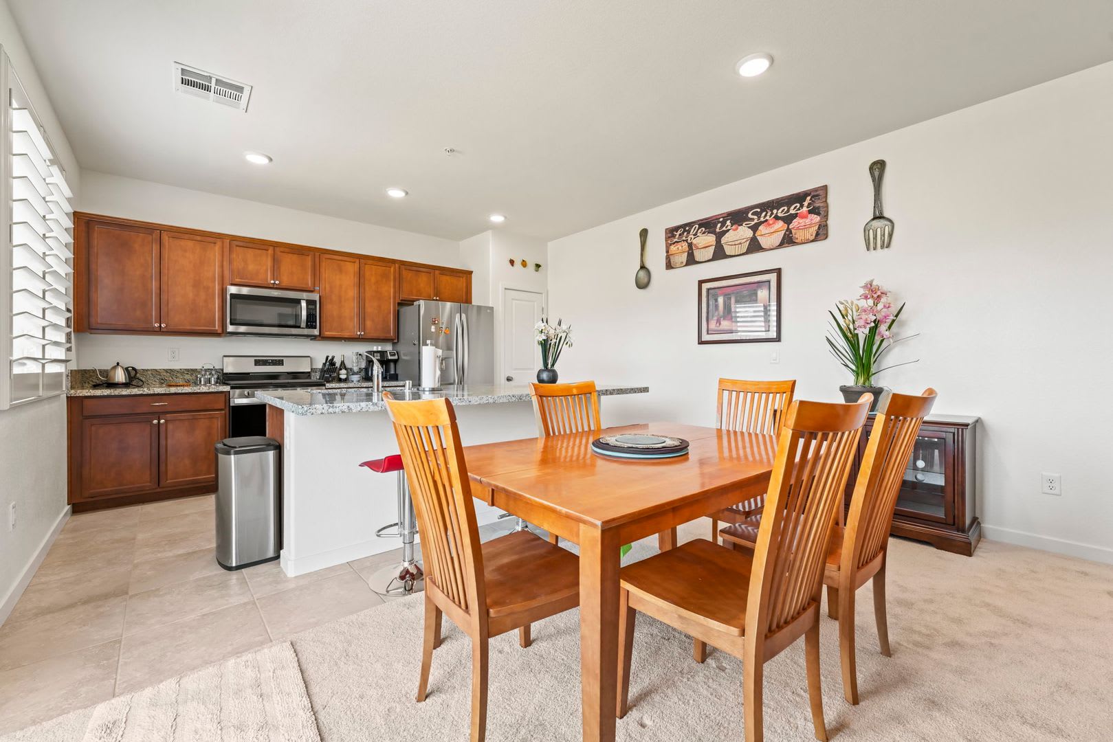 Fully Furnished Modern Townhome With Flexible Leases And All Utilities Included – photo 4