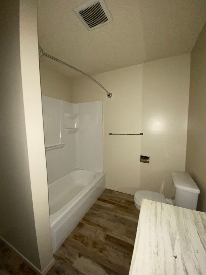Rare Complex located conveniently behind Round Hill Square in walking distance to the Lake. – photo 5