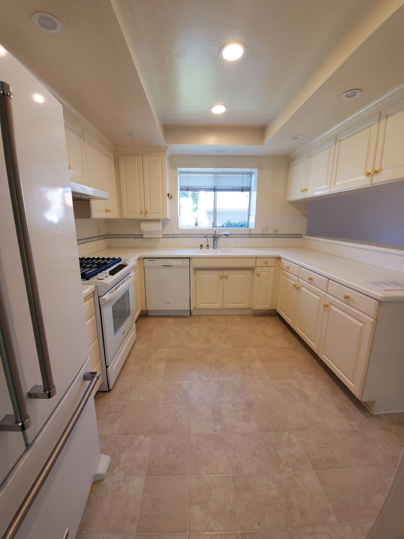 Spacious 4bd/2ba Condo with Double Car Garage – photo 2