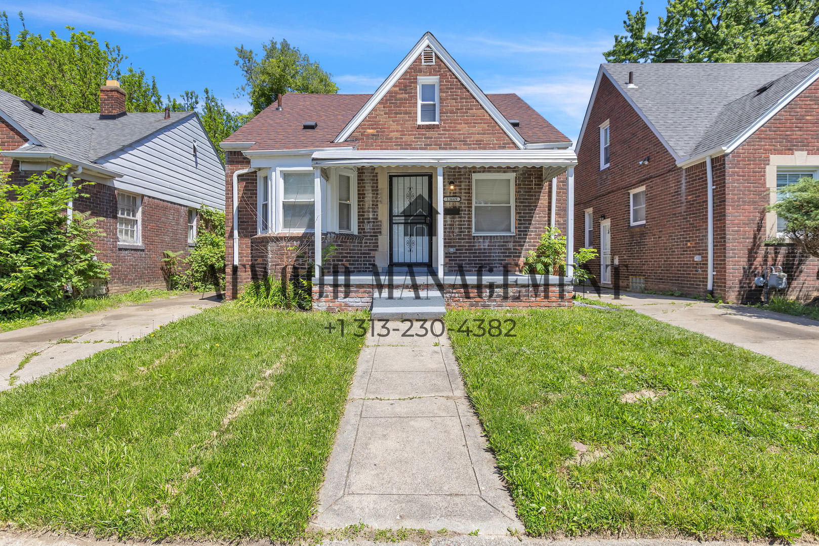 This beautifully updated 3-bedroom, 2-bath single-family home is ready for move-in! – photo 1