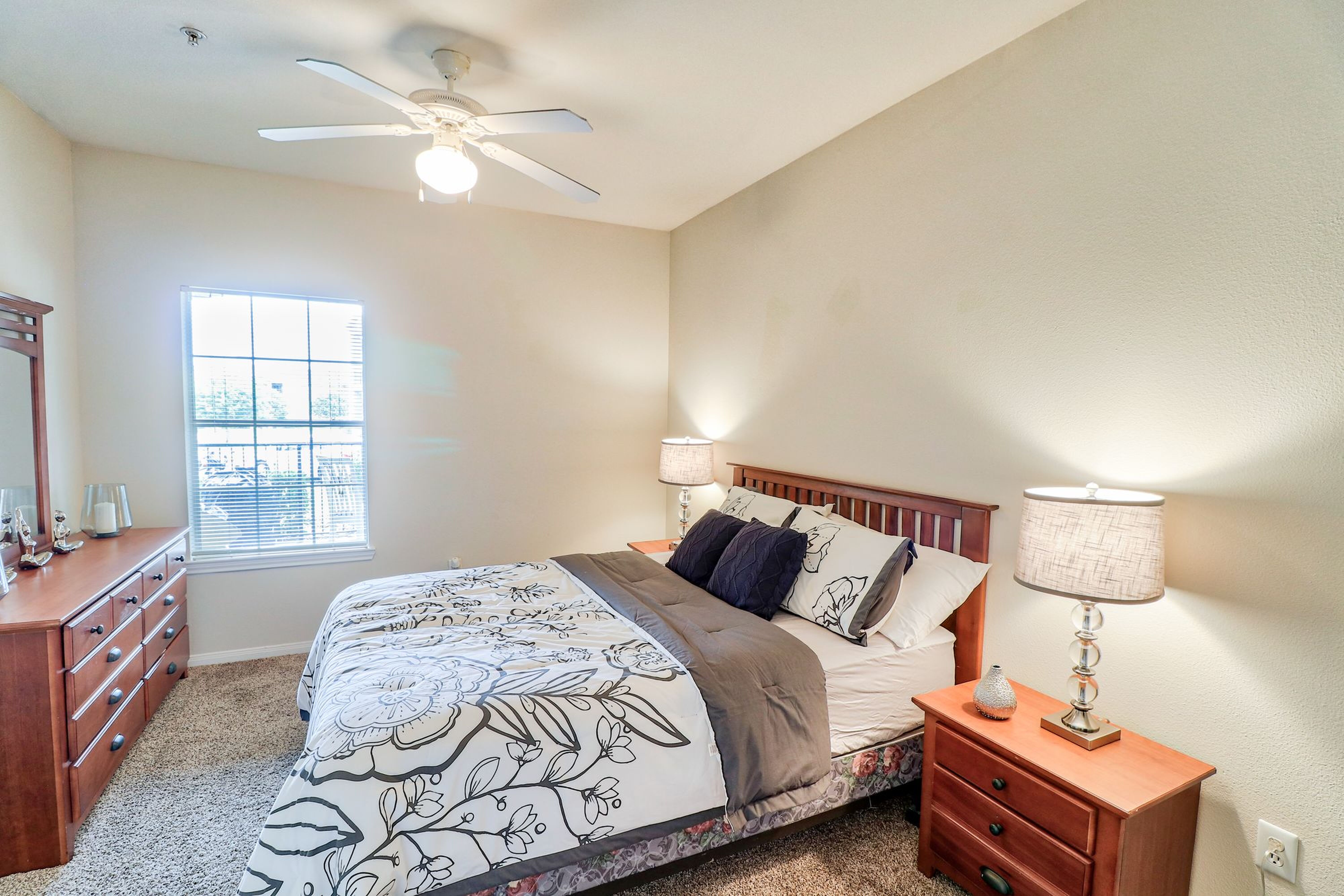 Lakeline Apartments – photo 4