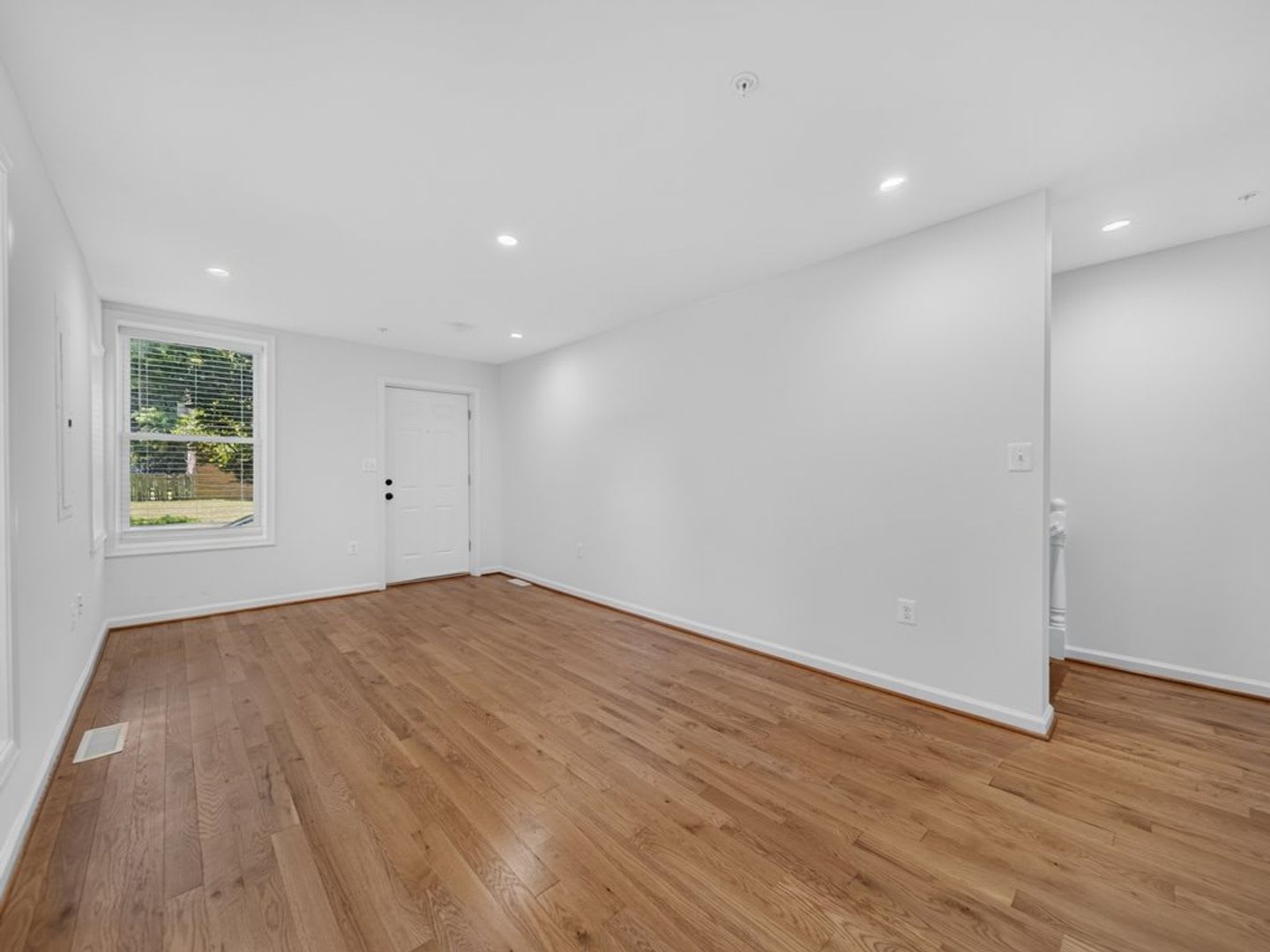 Newly Built 4BR/3BA Two-Level Townhome with Parking – photo 2
